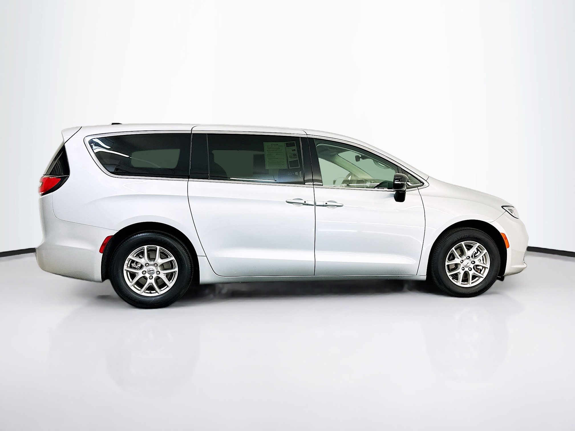 Used 2024 Chrysler Pacifica Touring-L image 10