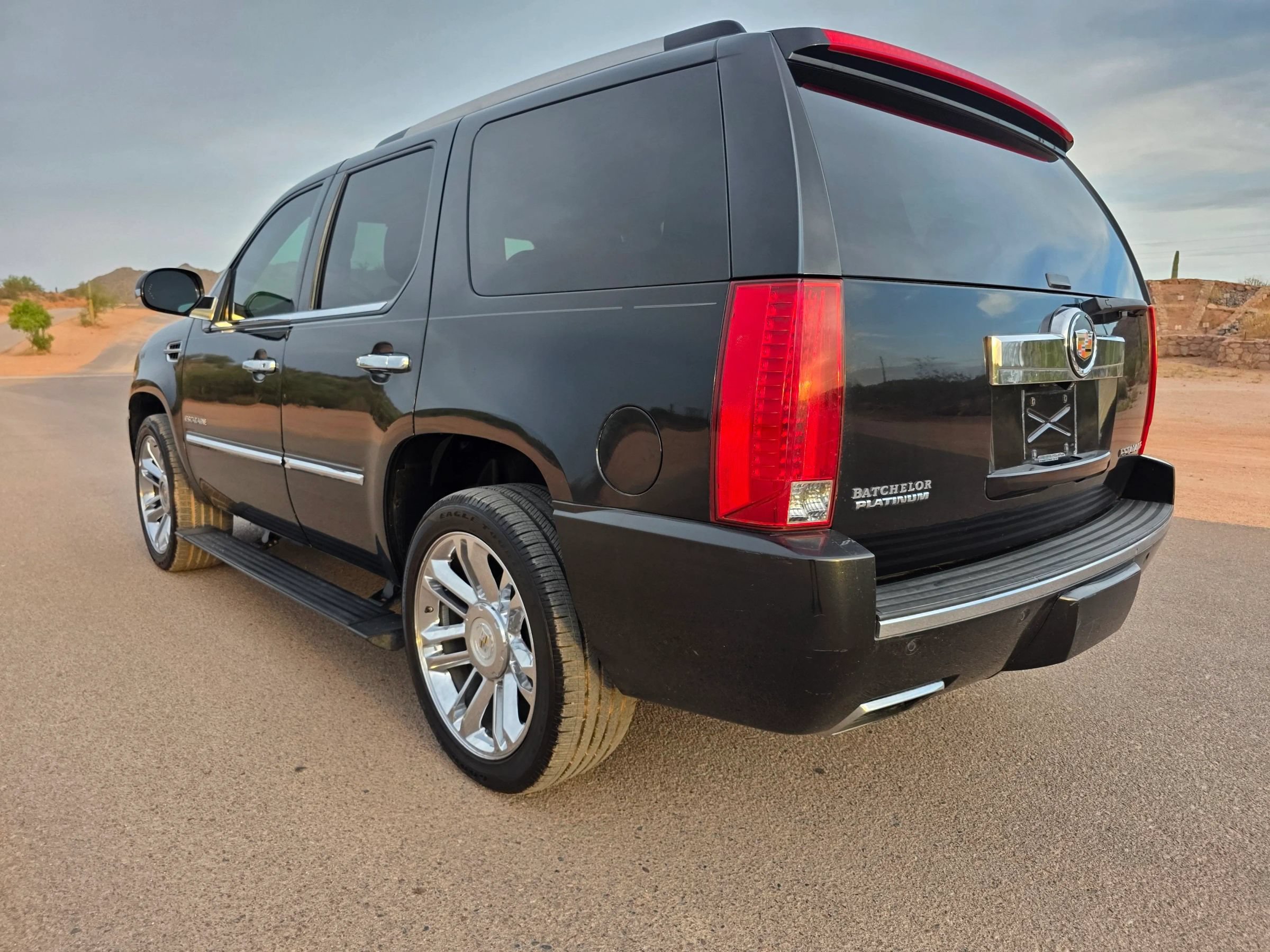 Used 2013 Cadillac Escalade Platinum AWD/4WD image 3