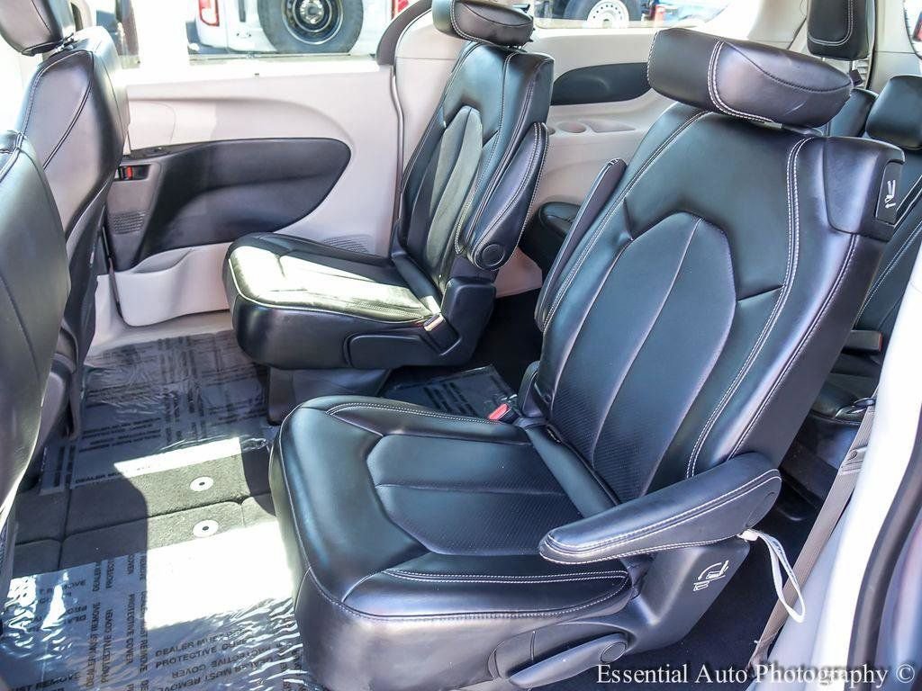 Used 2024 Chrysler Pacifica Touring-L image 11