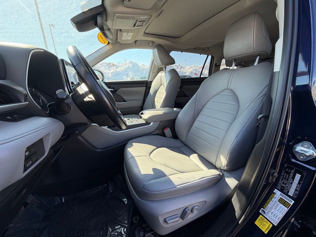 Used 2022 Toyota Highlander XLE image 16