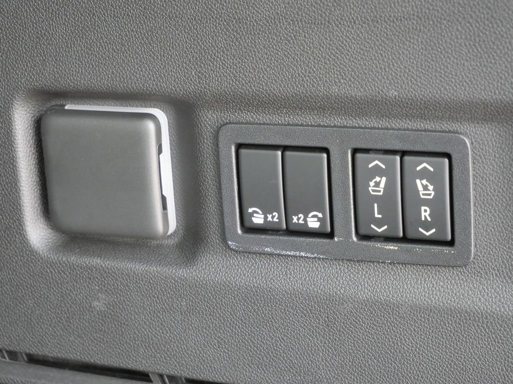 Used 2022 GMC Yukon XL SLT w/ SLT Premium Package image 28