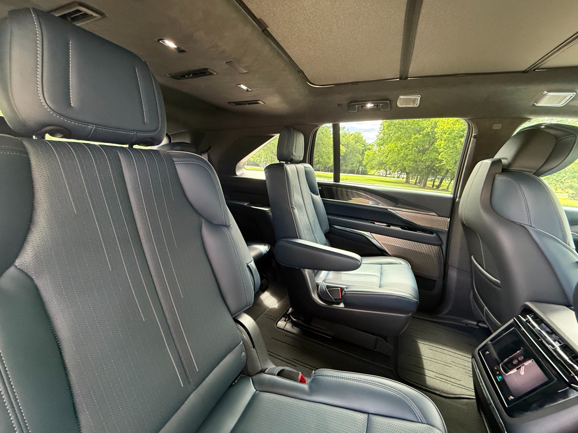 Used 2025 Cadillac Escalade IQ Luxury 2 w/ LPO, Premium Carpet Package AWD/4WD image 22