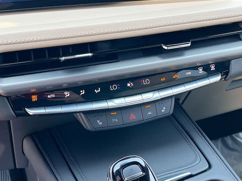 Used 2024 Cadillac XT4 Luxury w/ Cold Weather Package AWD/4WD image 16