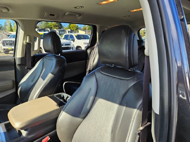 Used 2025 Kia Carnival FWD image 21