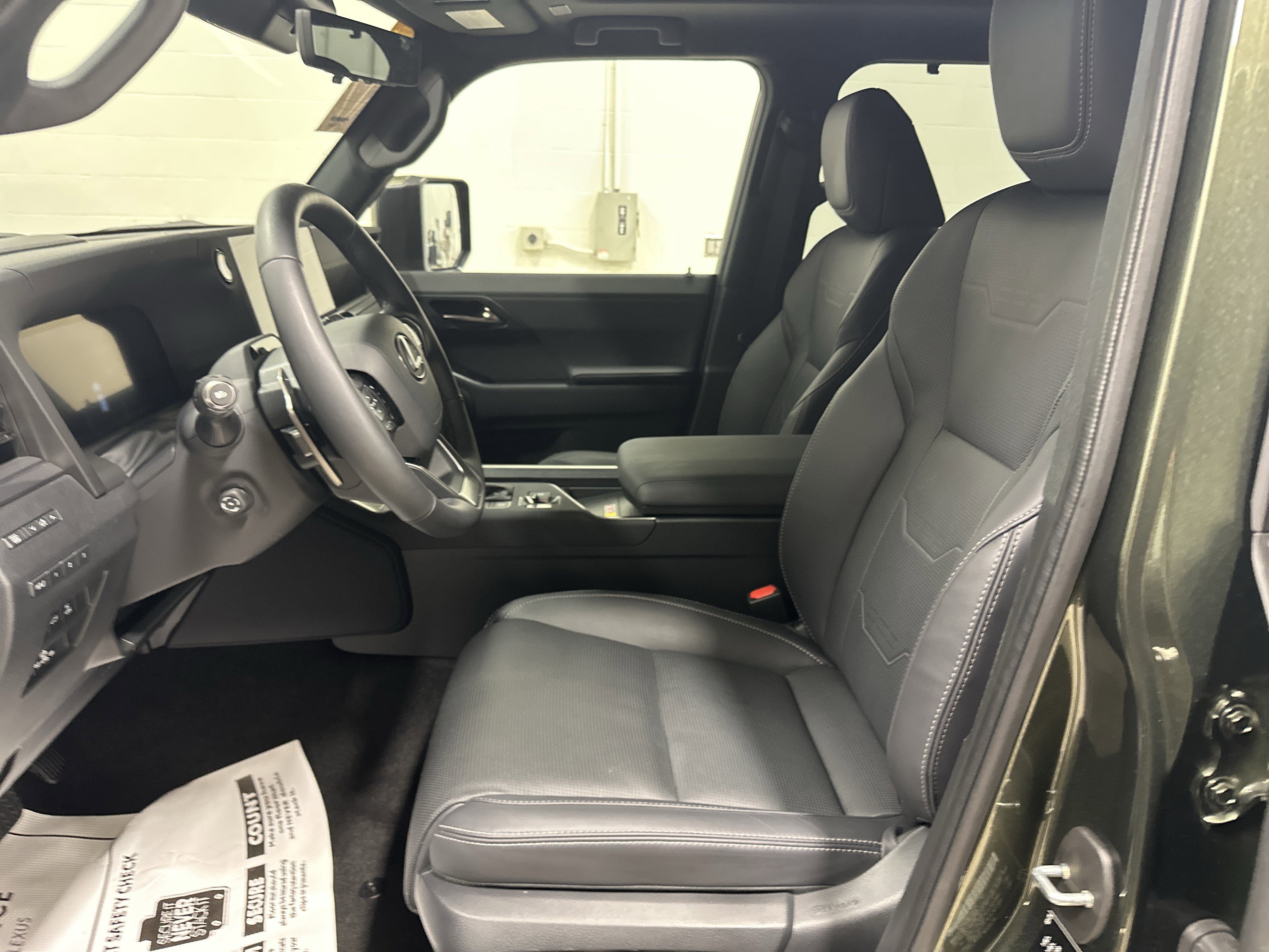 Used 2025 Lexus GX 550 w/ Accessory Package (2T) AWD/4WD image 18