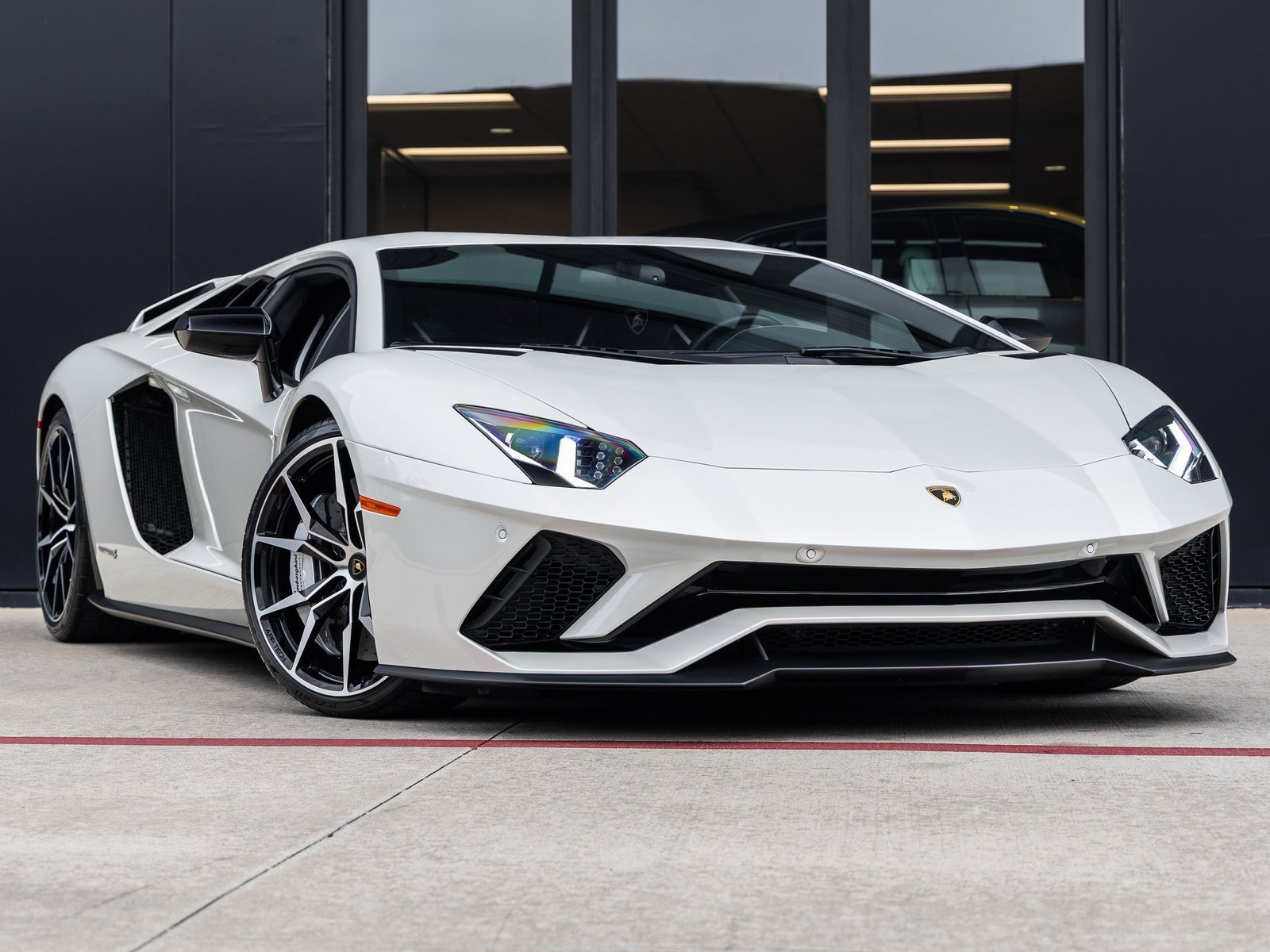 Used 2018 Lamborghini Aventador S image 3
