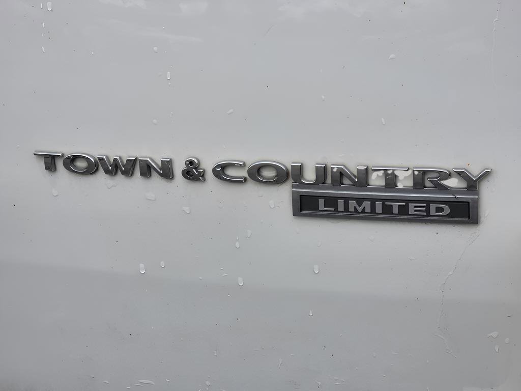 Used 2009 Chrysler Town & Country Limited w/ Entertainment Group #3 FWD image 12