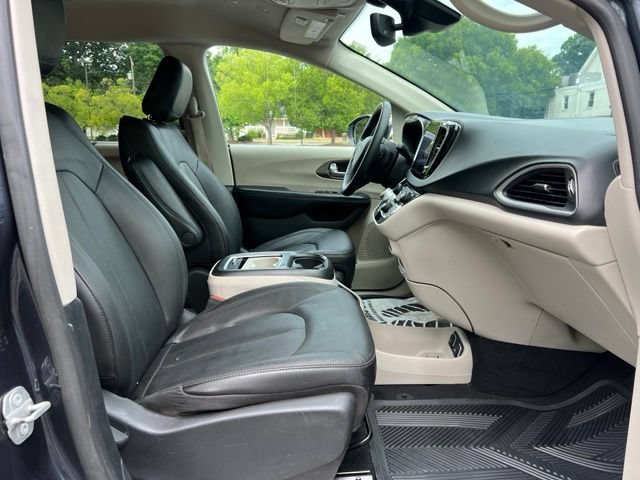 Used 2021 Chrysler Pacifica Touring-L FWD image 21