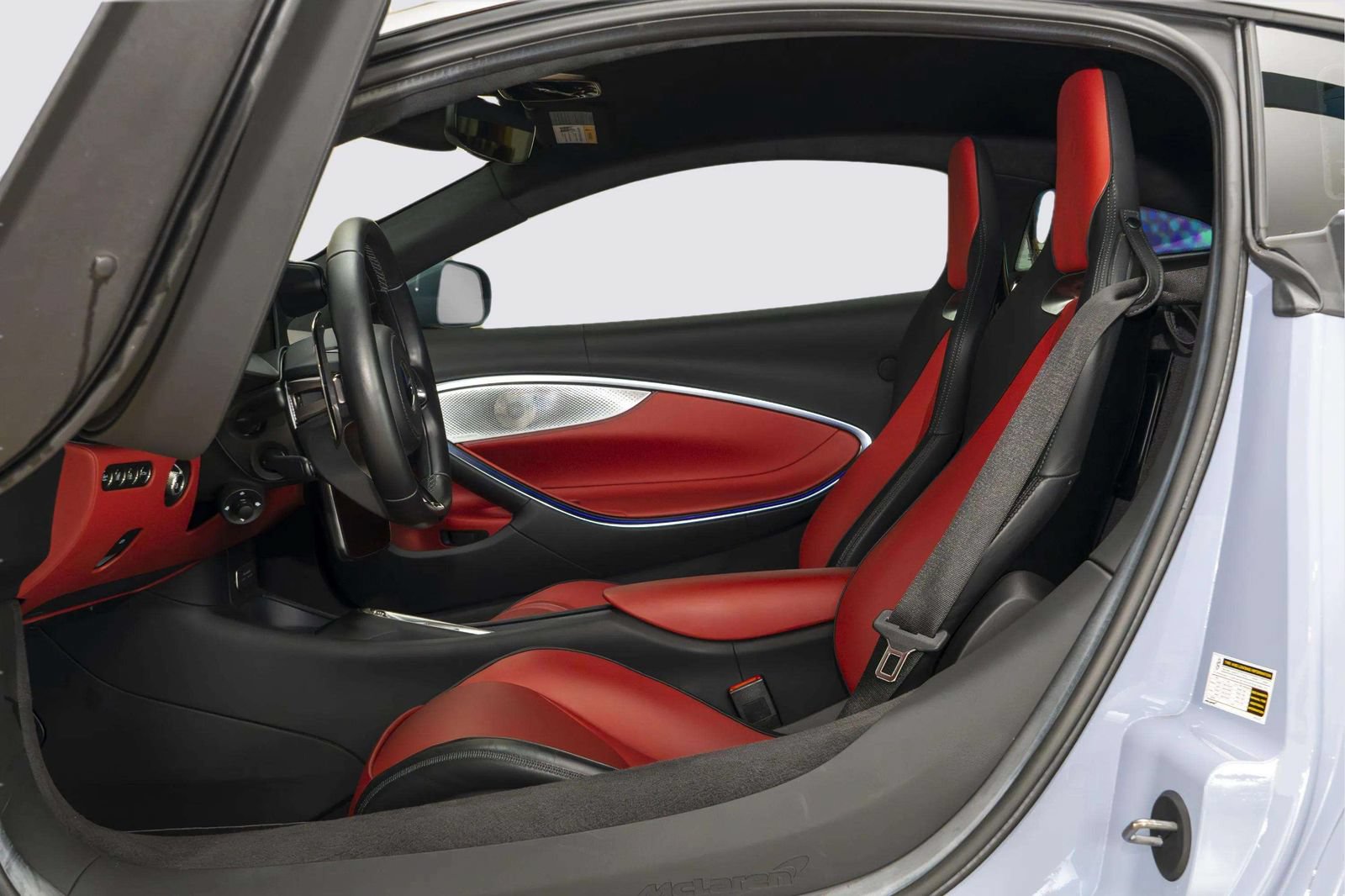 Used 2023 McLaren Artura RWD image 12
