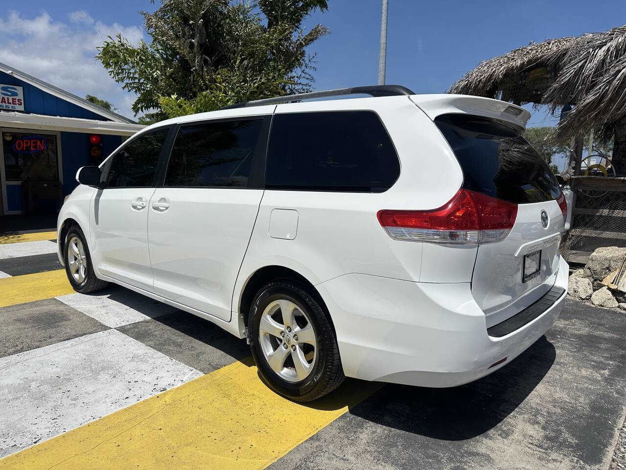Used 2011 Toyota Sienna LE image 8
