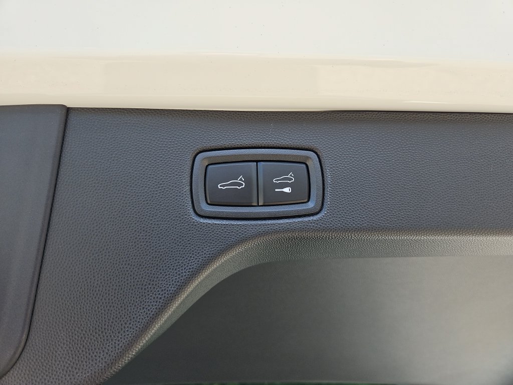 Certified 2025 Porsche Macan 4 Electric AWD/4WD image 27