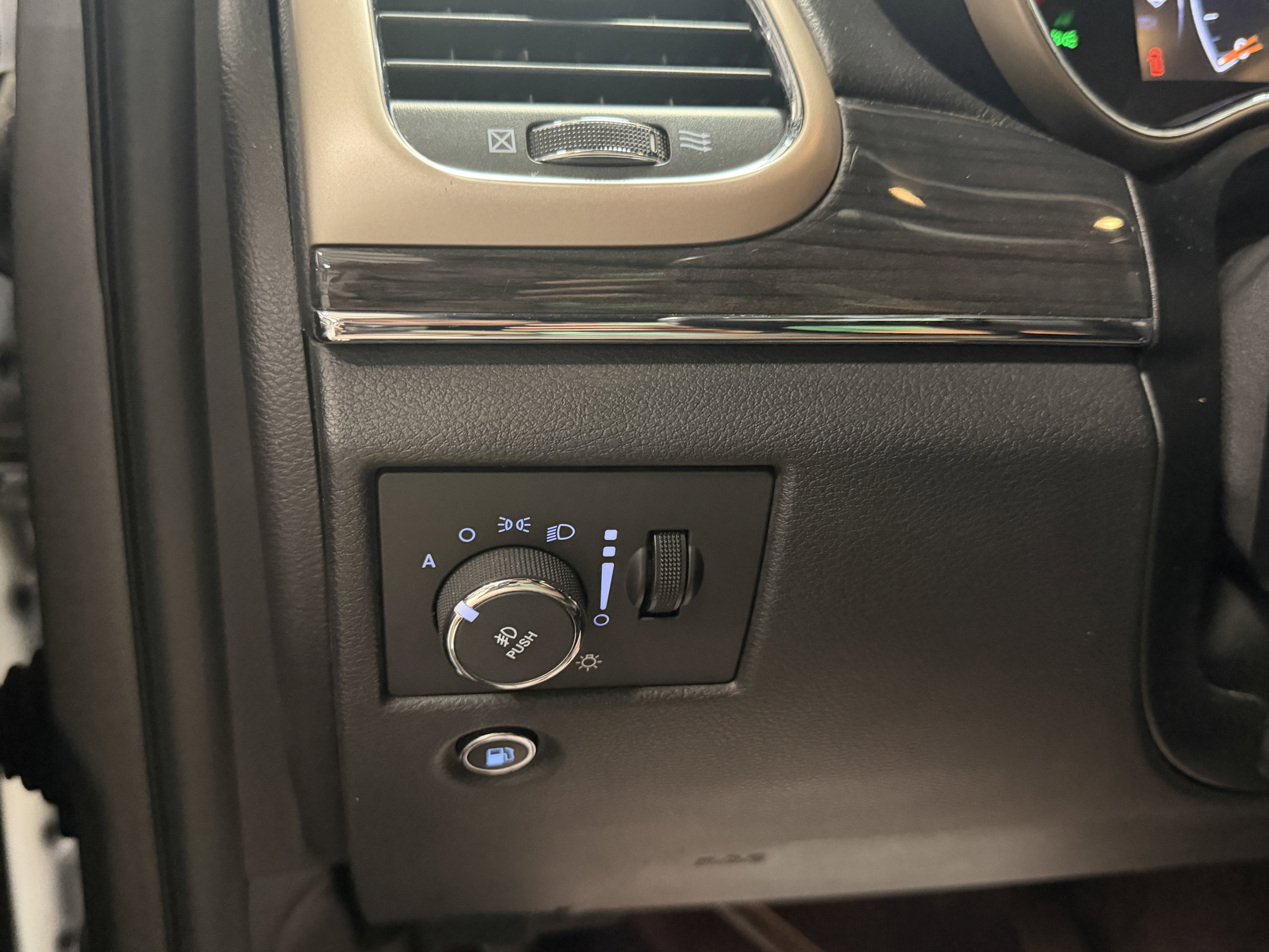 Used 2015 Jeep Grand Cherokee Overland AWD/4WD image 19
