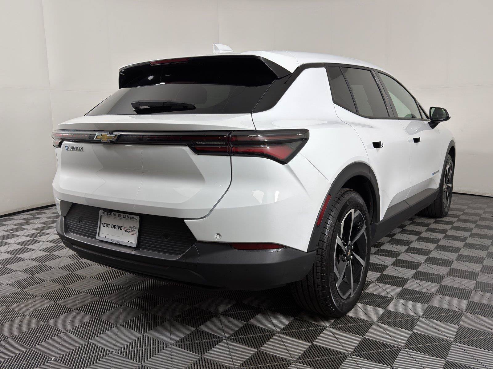 Certified 2025 Chevrolet Equinox EV LT FWD image 6