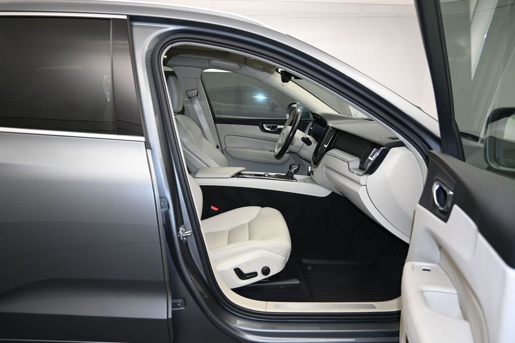 Used 2020 Volvo XC60 T6 Momentum AWD/4WD image 27