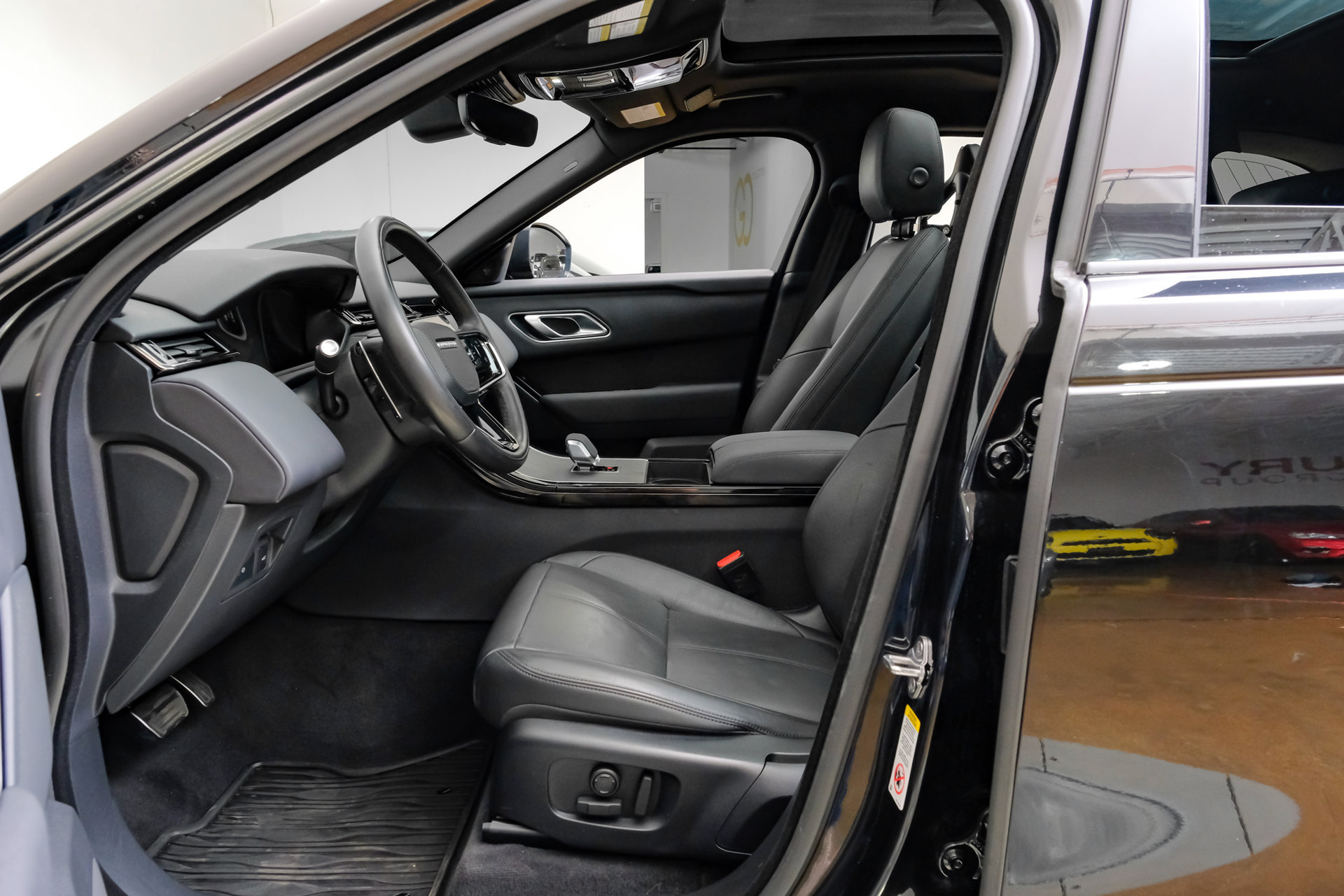 Used 2025 Land Rover Range Rover Velar Dynamic SE AWD/4WD image 4
