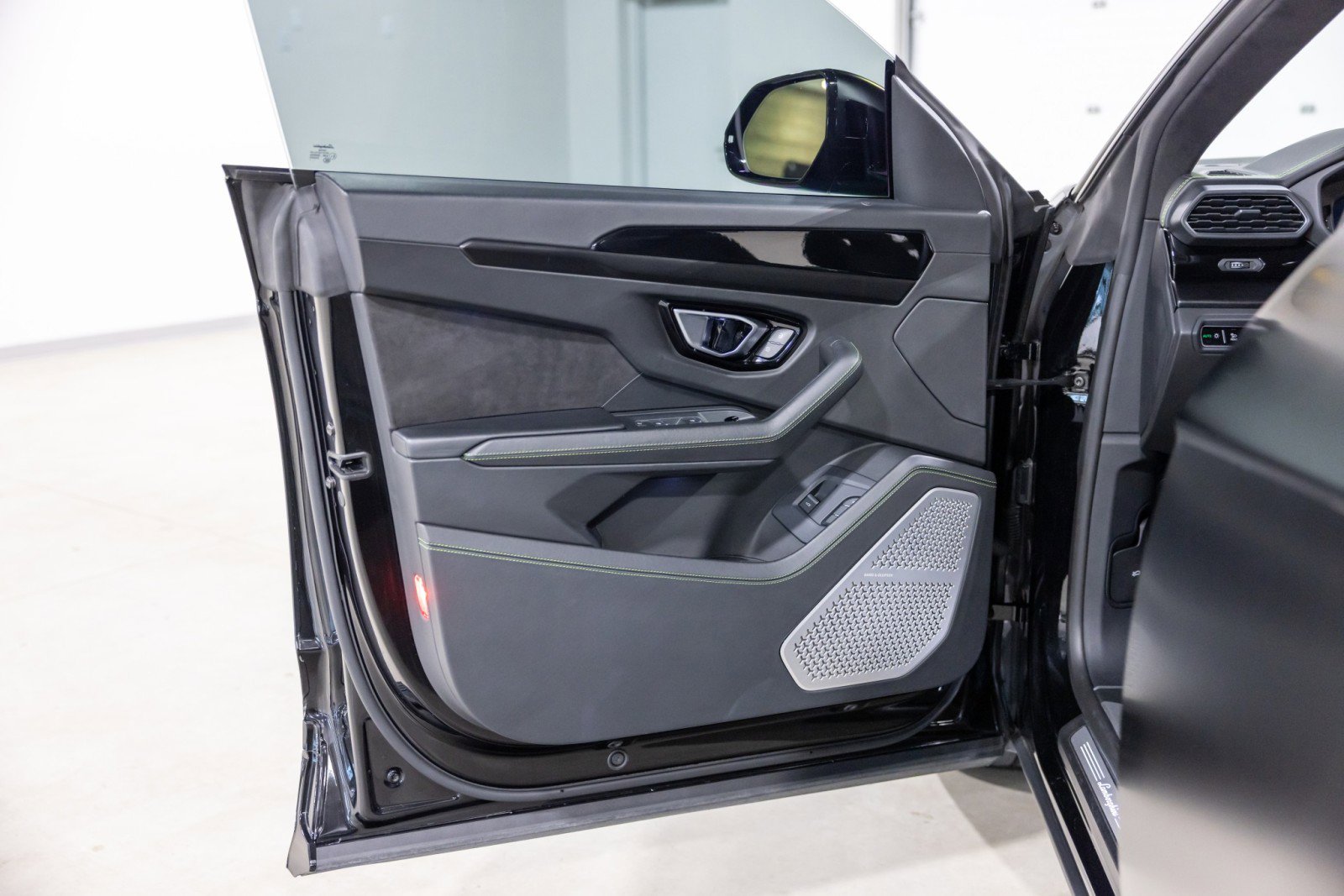 Used 2022 Lamborghini Urus image 28