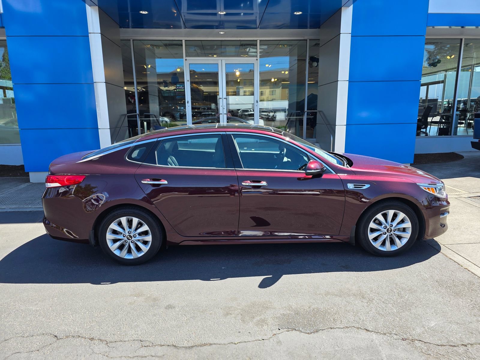 Used 2018 Kia Optima EX w/ Premium Package FWD image 4