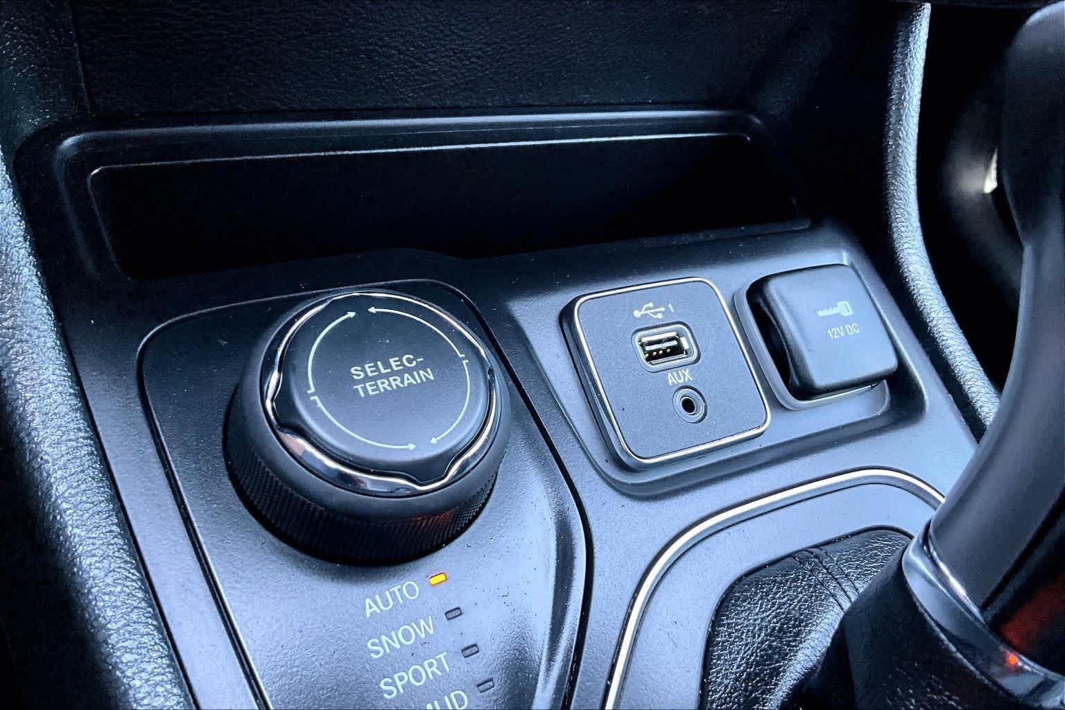 Used 2022 Jeep Cherokee Latitude AWD/4WD image 29