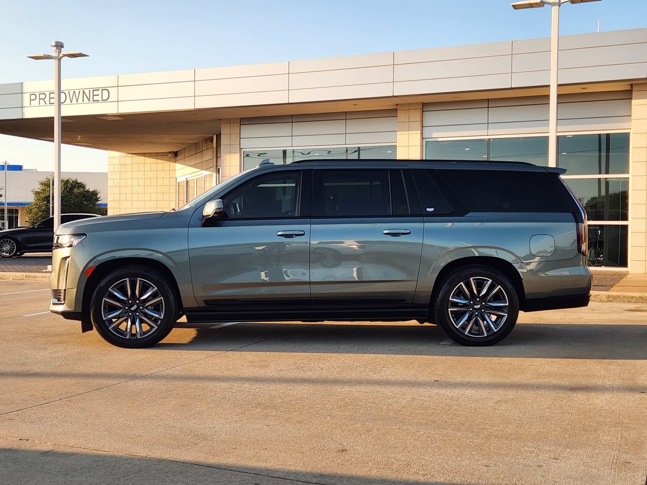 Used 2024 Cadillac Escalade ESV Sport Platinum AWD/4WD image 4