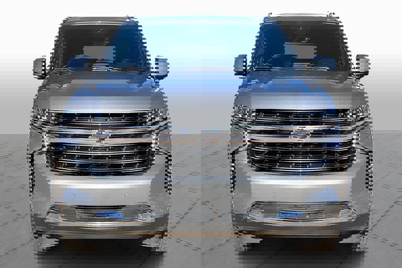 Used 2023 Chevrolet Suburban LT w/ Luxury Package image 3