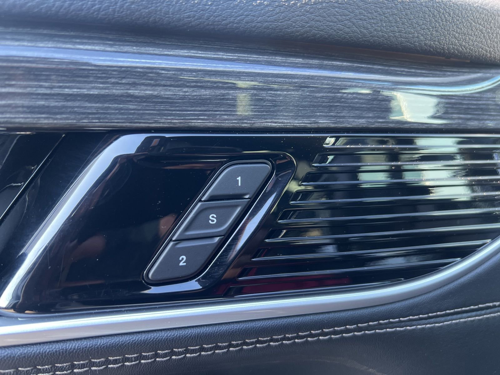 Used 2022 Jeep Wagoneer Series III w/ Flexible Seating Group image 11