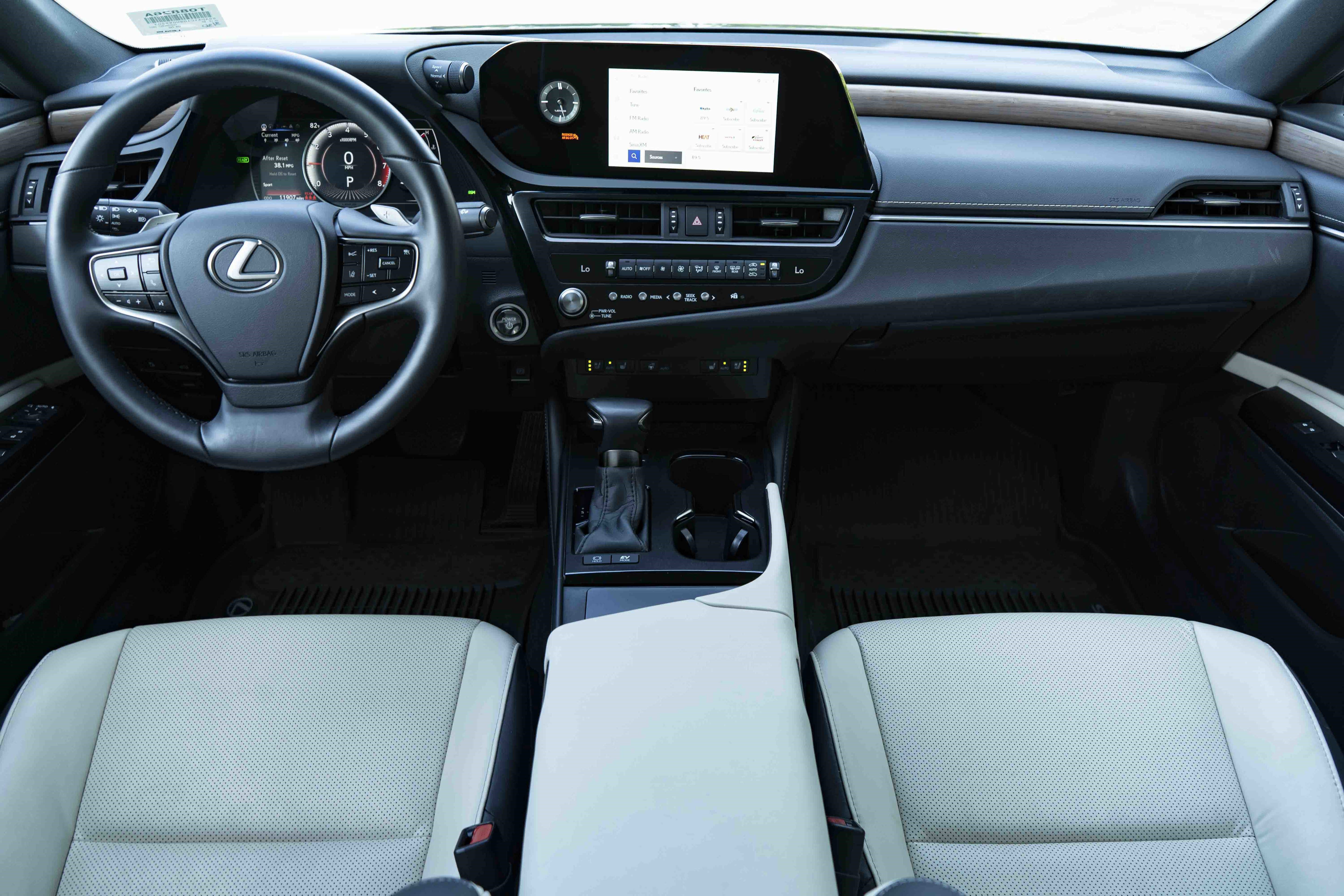 Used 2025 Lexus ES 300h w/ Premium Package image 27