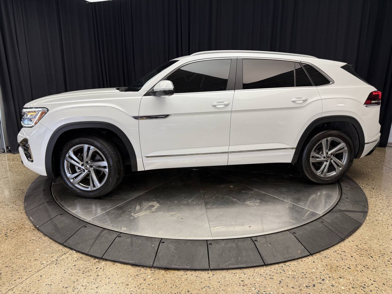 Used 2024 Volkswagen Atlas Cross Sport SEL R-Line AWD/4WD image 3