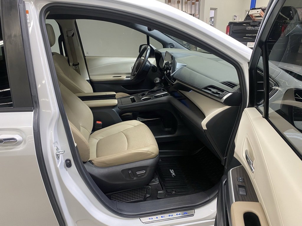 Used 2022 Toyota Sienna Limited image 19