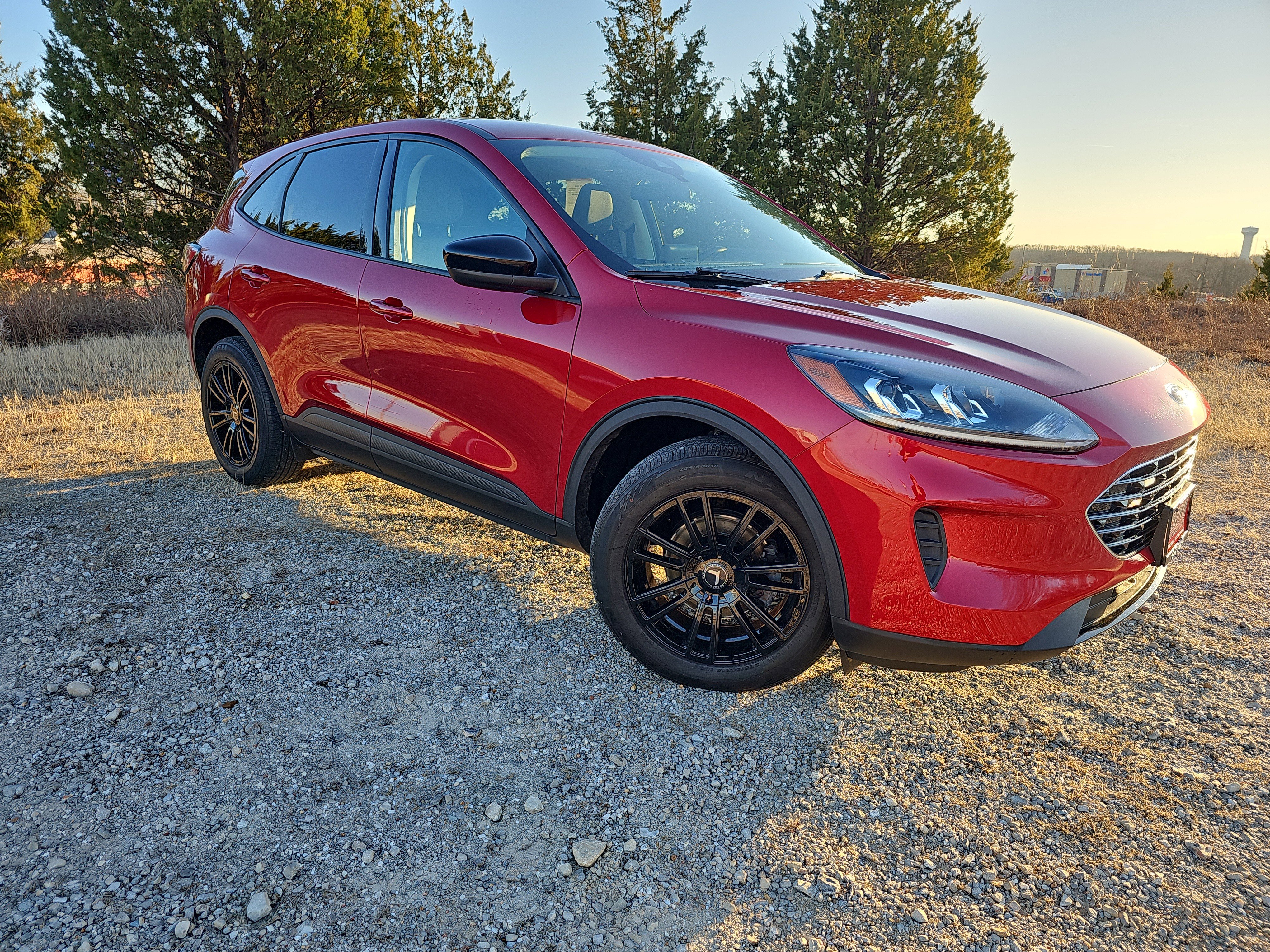 Used 2022 Ford Escape SE w/ SE Sport Appearance Package image 2