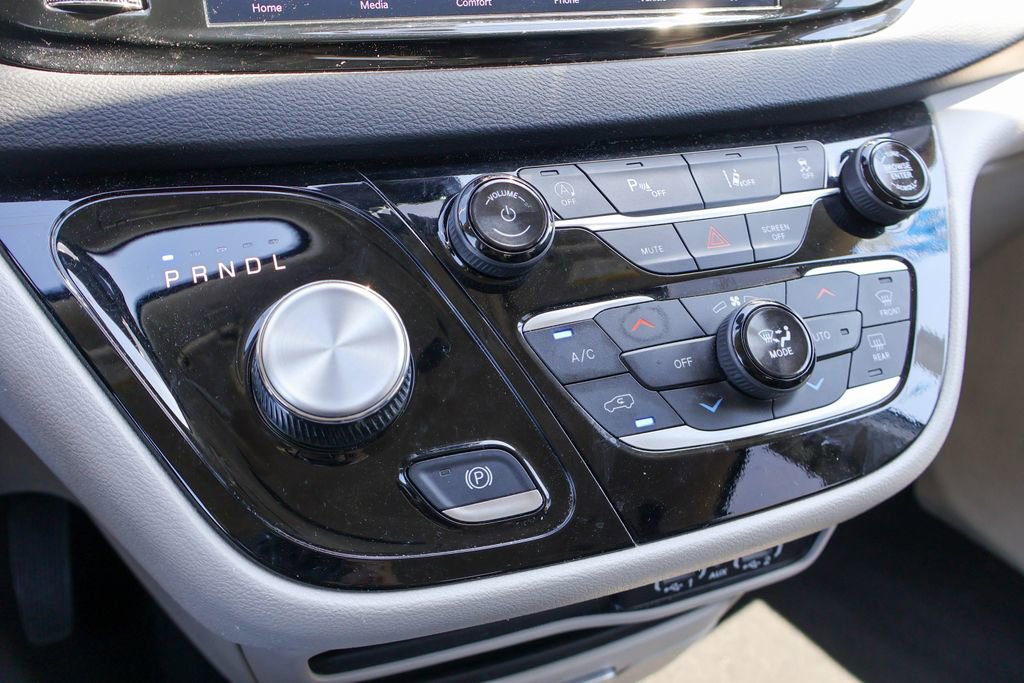 Used 2024 Chrysler Pacifica Touring-L image 15