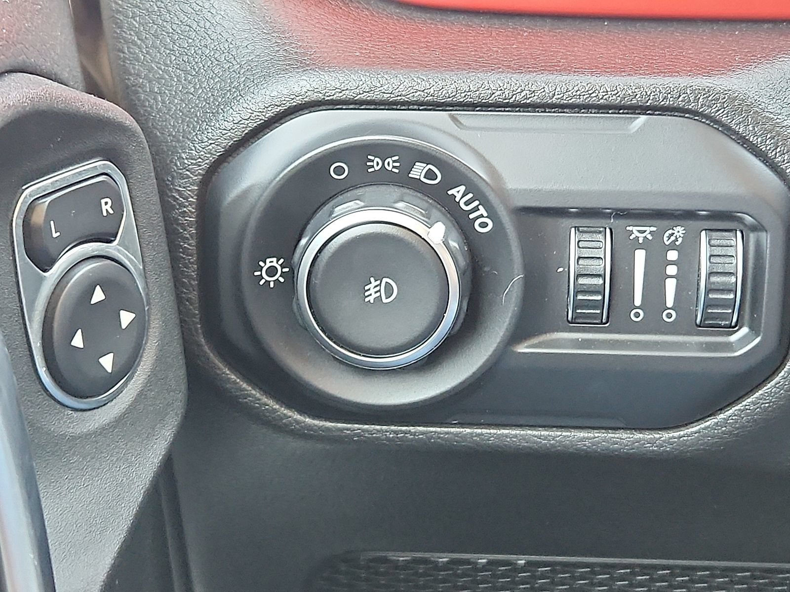 Used 2021 Jeep Wrangler Unlimited Rubicon w/ Cold Weather Group AWD/4WD image 17