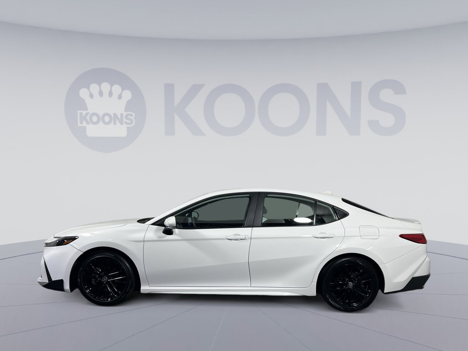 Used 2025 Toyota Camry SE image 2