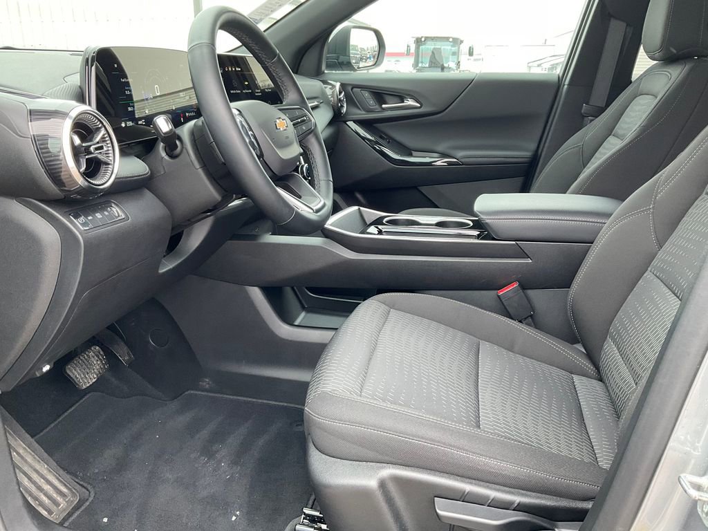 Used 2025 Chevrolet Equinox LT image 2