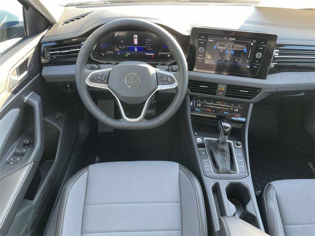 Used 2025 Volkswagen Jetta SE FWD image 32