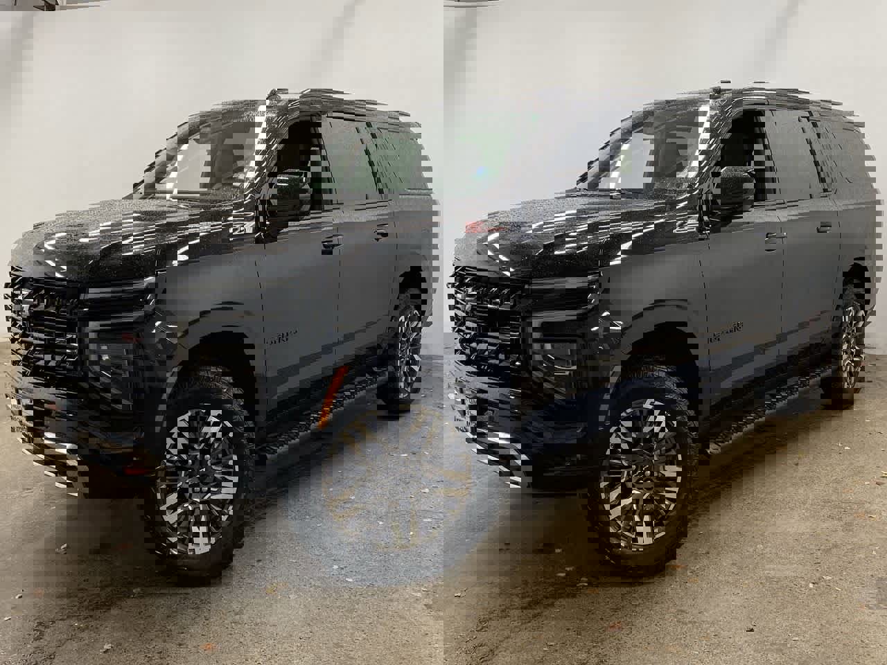 Used 2025 Chevrolet Suburban Z71 image 1