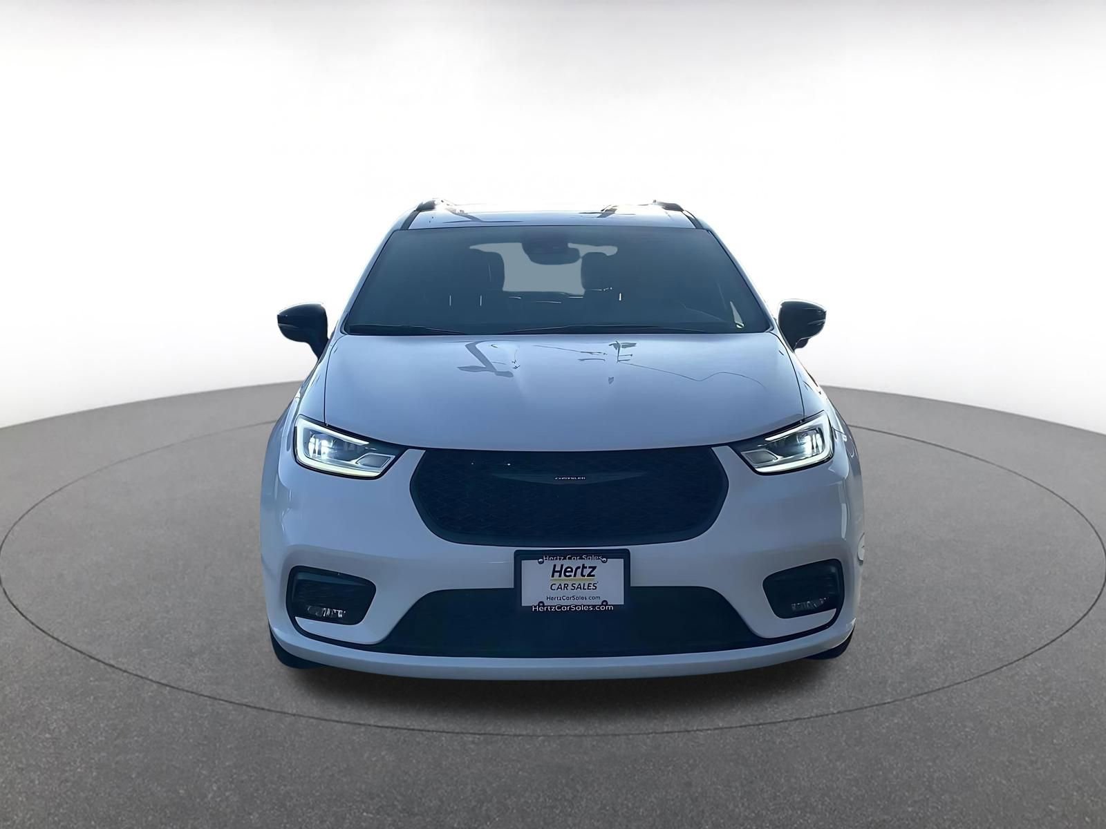 Used 2025 Chrysler Pacifica Limited image 4