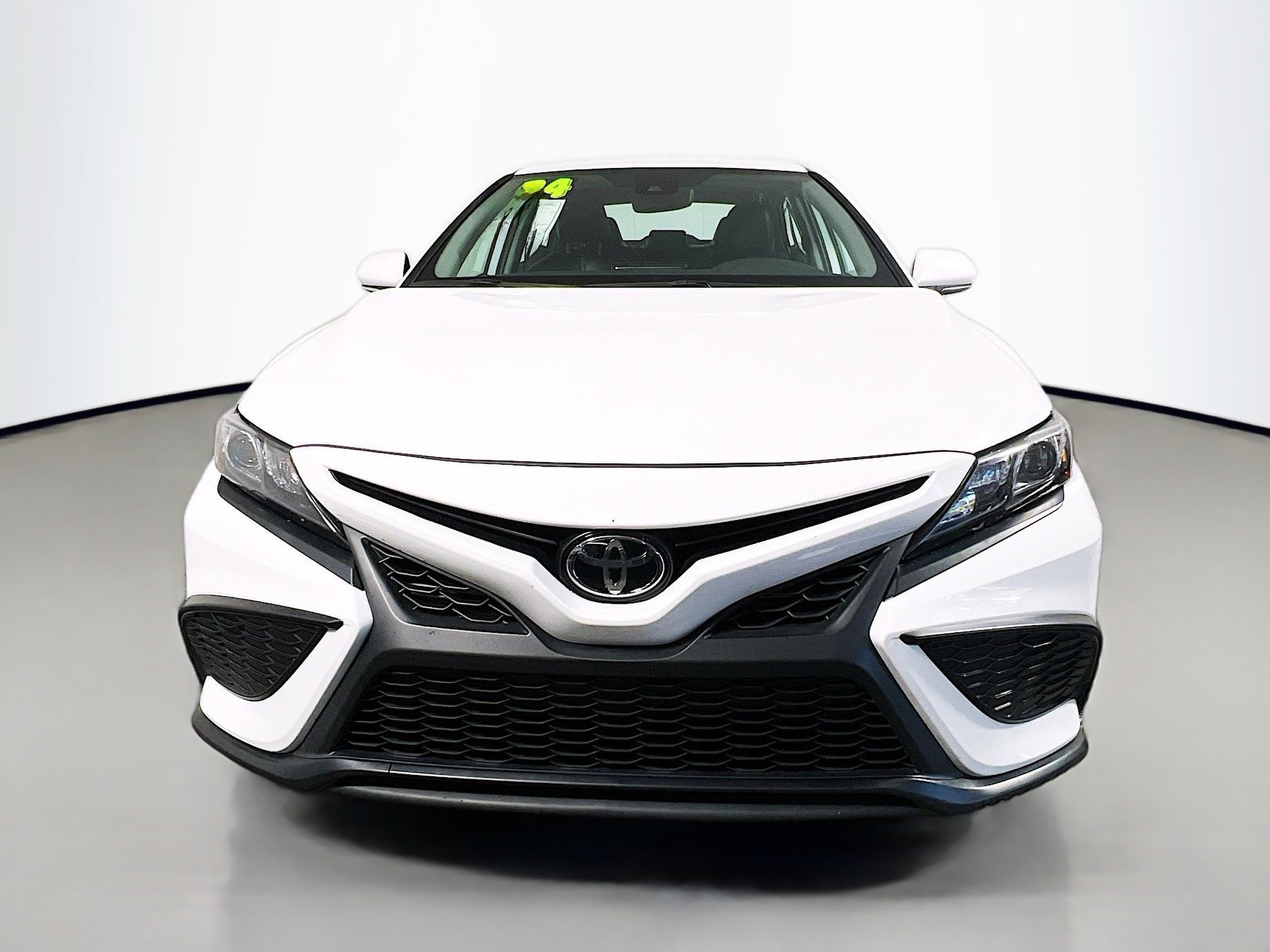 Used 2024 Toyota Camry SE image 11