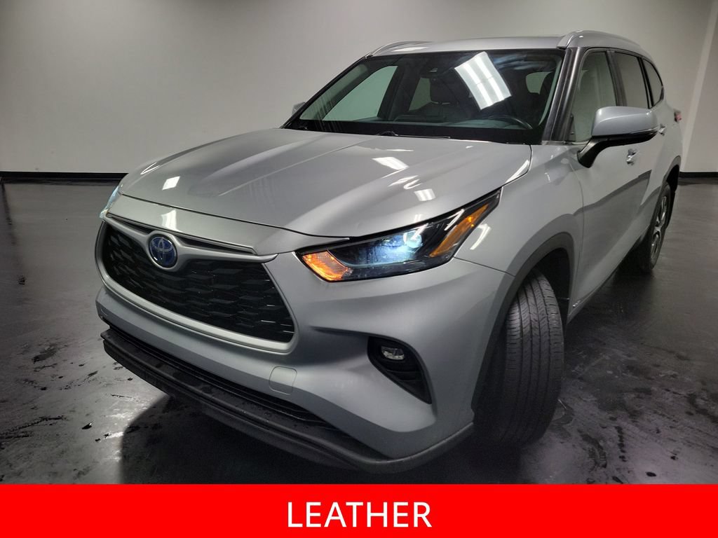 Used 2023 Toyota Highlander XLE AWD/4WD image 4