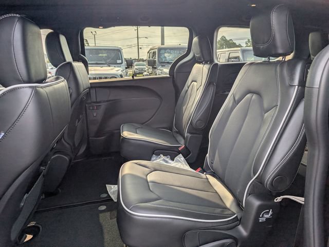 New 2027 Chrysler Pacifica Limited FWD image 27