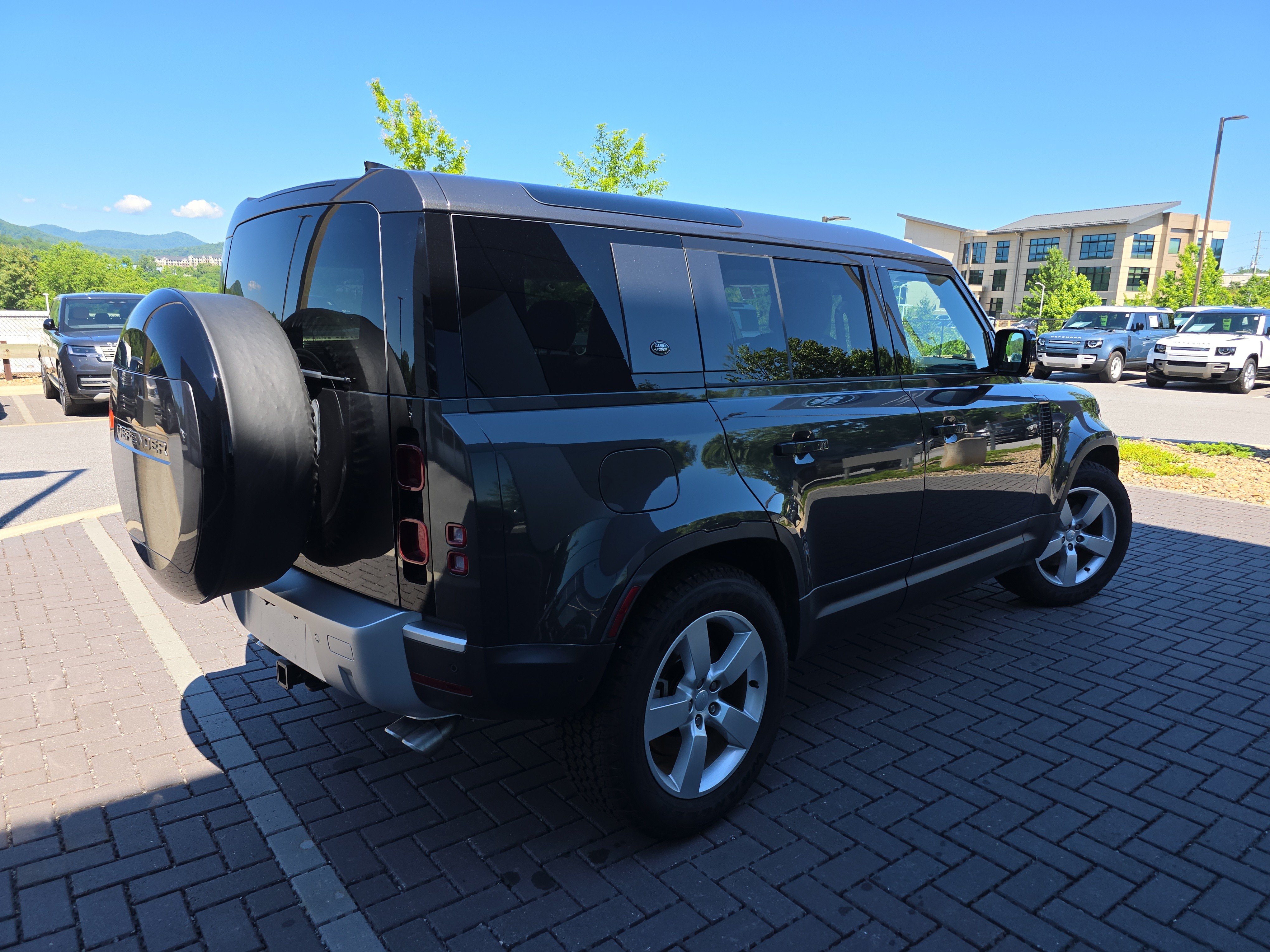 Certified 2024 Land Rover Defender 110 SE AWD/4WD image 5