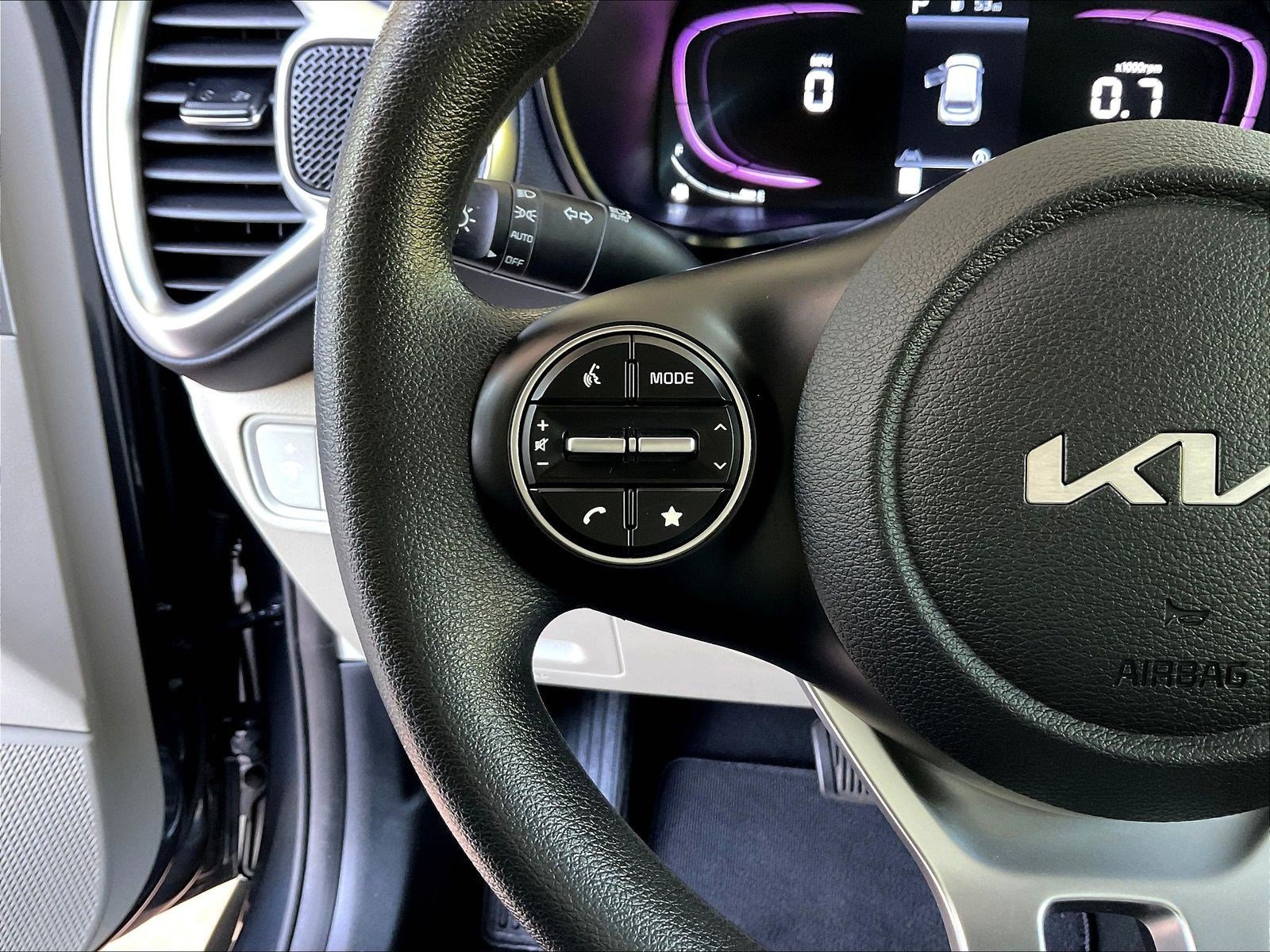 Used 2025 Kia Soul LX w/ LX Technology Package FWD image 10