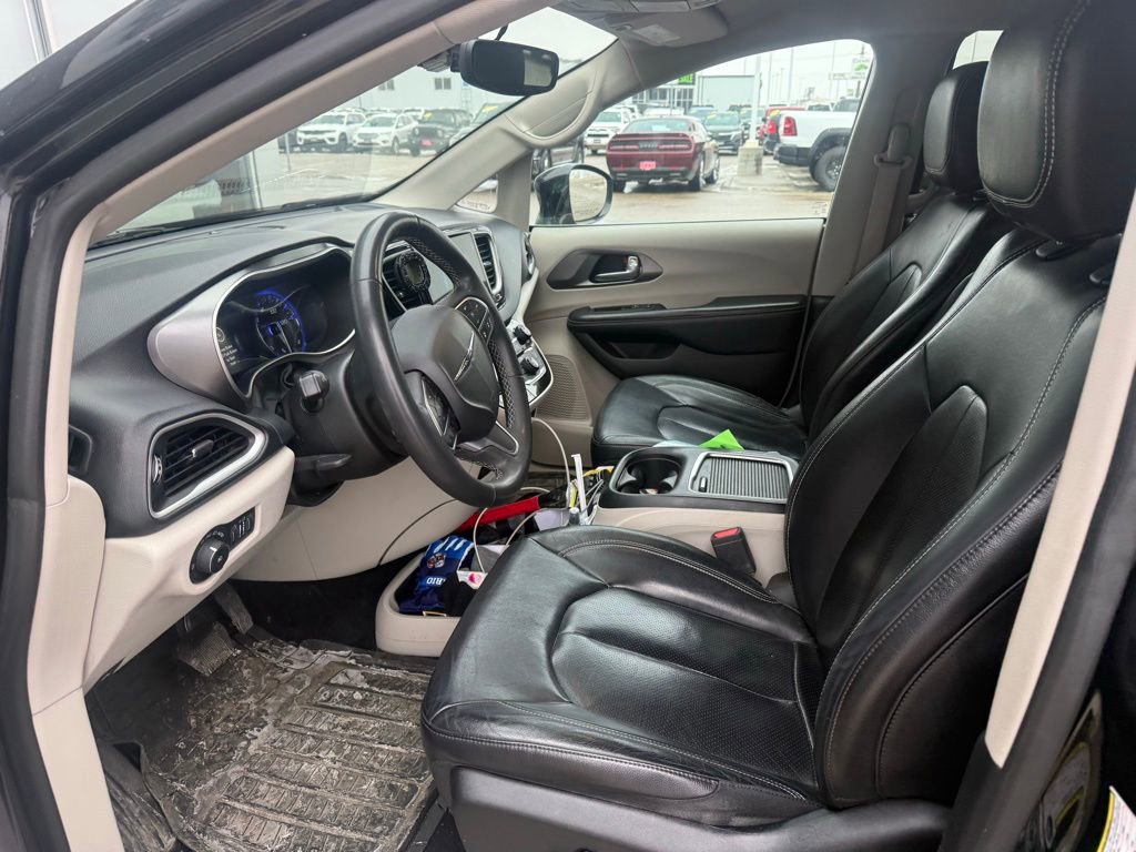 Used 2022 Chrysler Pacifica Touring-L image 12