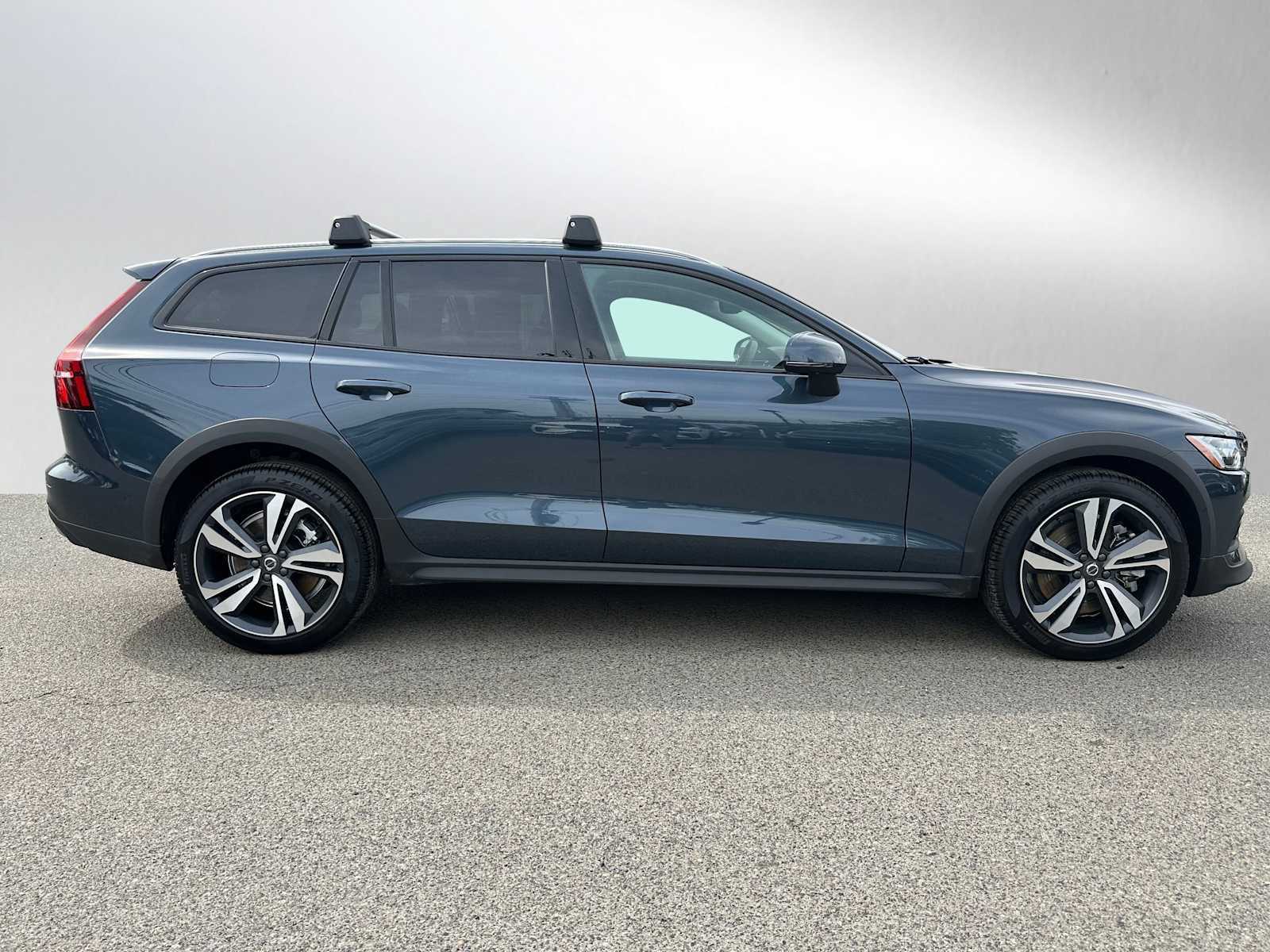 Used 2026 Volvo V60 B5 Cross Country Plus w/ Climate Package AWD/4WD image 2