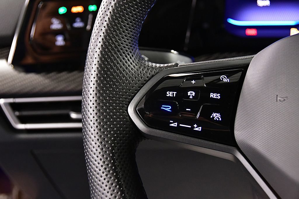 Used 2024 Volkswagen Golf R 4-Door AWD/4WD image 17