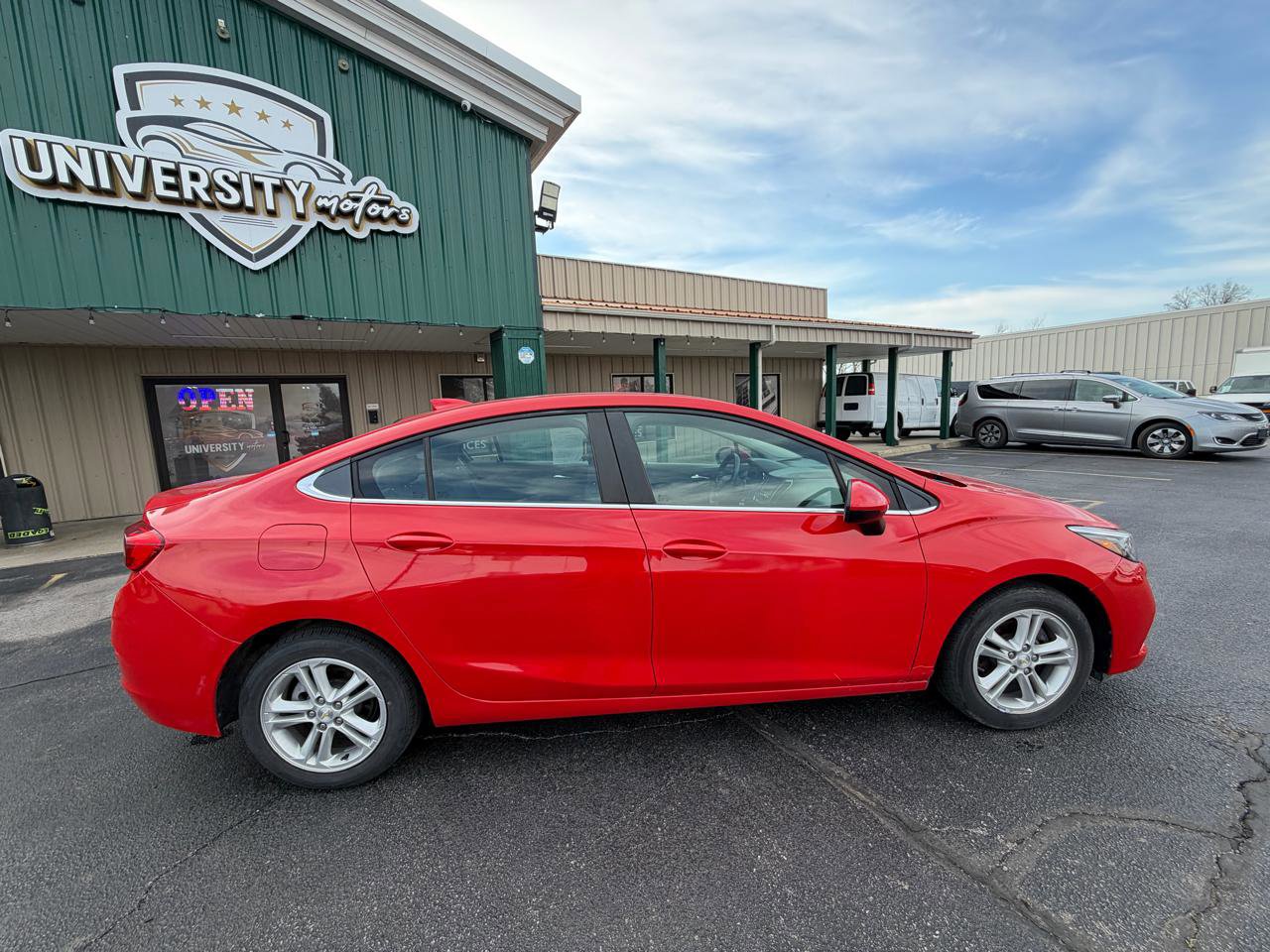 Used 2018 Chevrolet Cruze LT image 2