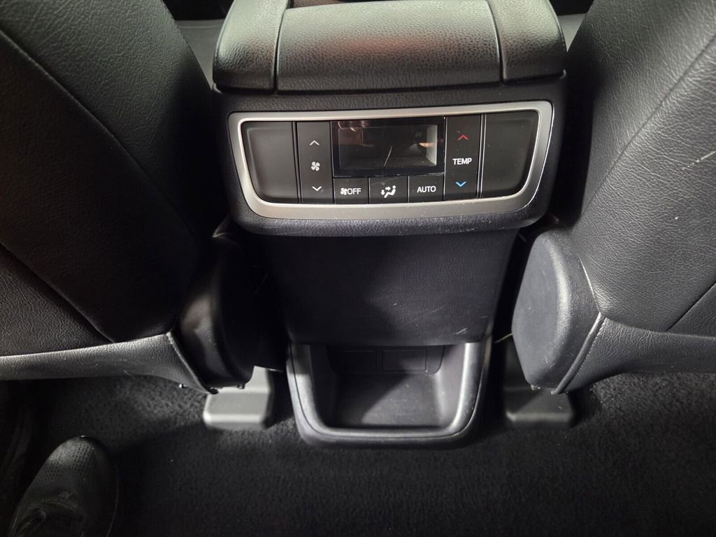 Used 2019 Toyota Highlander Plus FWD image 27