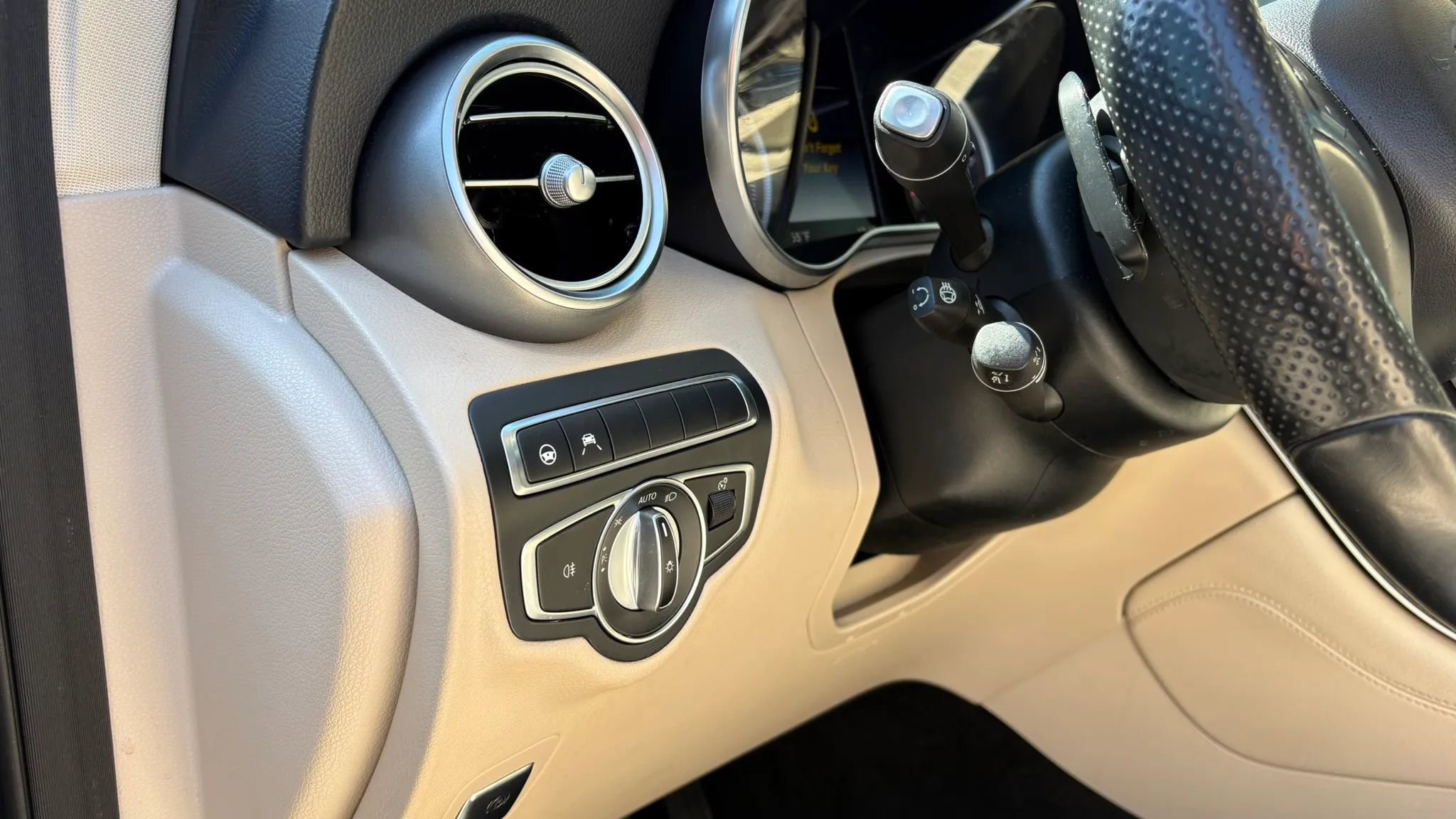 Used 2018 Mercedes-Benz GLC 300 4MATIC image 17