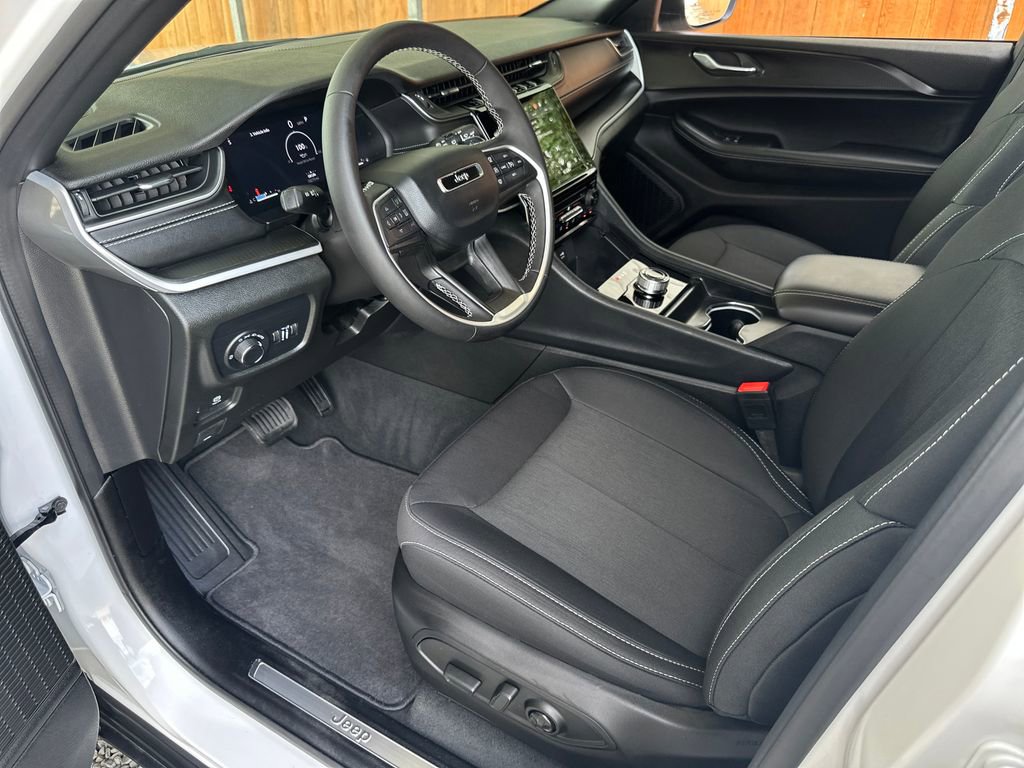 Used 2025 Jeep Grand Cherokee Laredo w/ Trailer Tow Package image 2