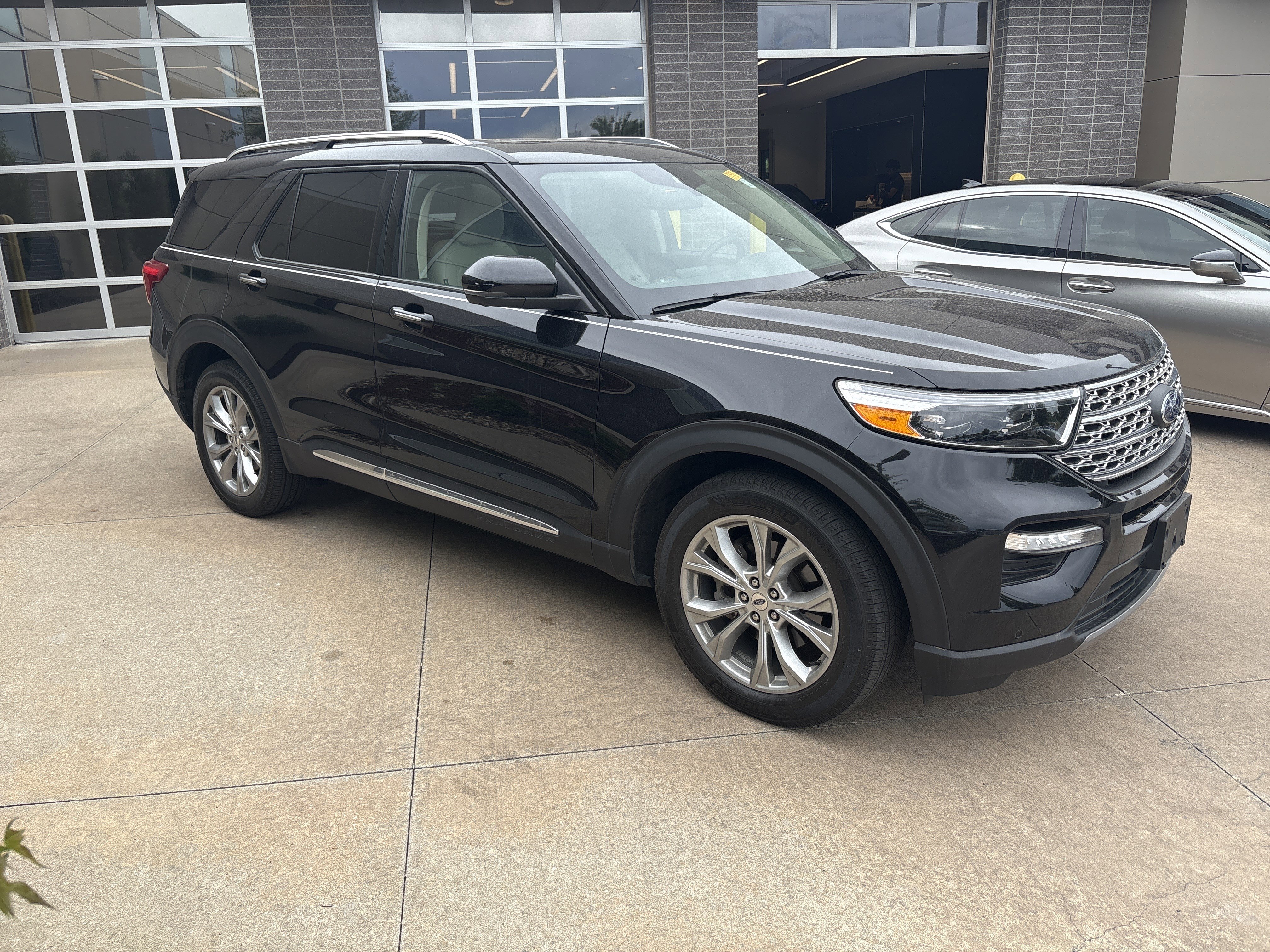 Used 2021 Ford Explorer Limited w/ Equipment Group 301A AWD/4WD image 2