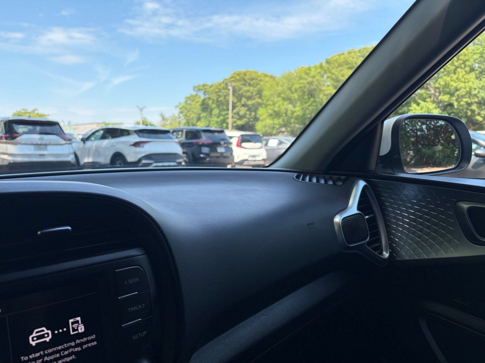 Used 2025 Kia Soul LX w/ LX Technology Package FWD image 33